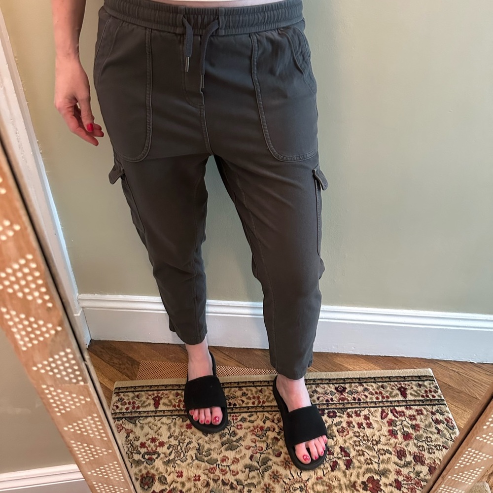 Athleta Farallon Cargo Crop pants size 4